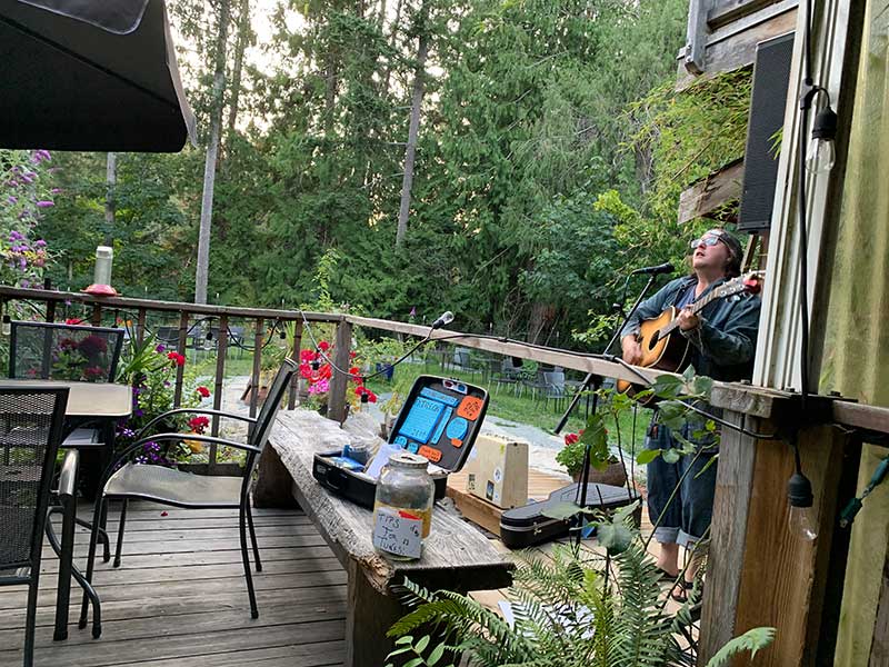 Enjoying Richard Garvey at the Hummingbird Pub.
